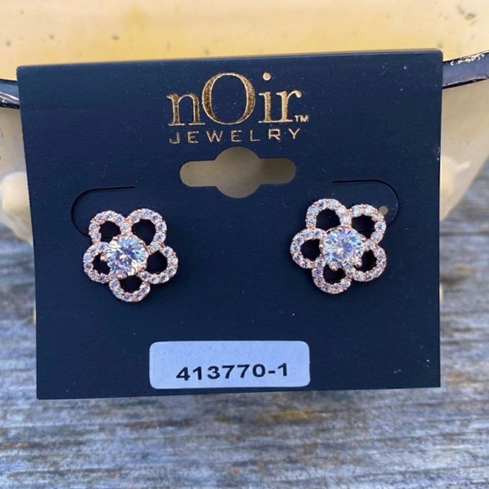 Noir Jewelry Gold & White Rhinestone Flower Post Earrings. NWOT!